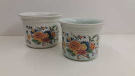 Set witte bloempotten met bloemen decor.  / Set white planters with flower decor.