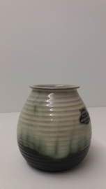 Adco klein ribbel vaasje groen 11 cm. / Adco small ribbed vase green 4.3 inch.