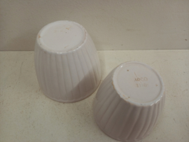 2 witte potjes in nummer 2100 / 2 white planters in number 2100