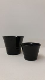 Bloempotjes zwart 2111 gemerkt b en 0 / Planters in black 2111 marked b and 0