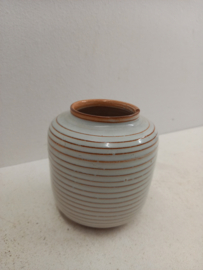 Adco klein ribbel vaasje 1016 10 cm. / Adco small ribbed vase 1016 3.9 inch.