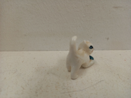 Wit poesje voor in een wandrekje / Small little white cat for in a wall rack