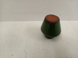 Klein groen vaasje 4.5 x 4 cm. / Little vase in green 1.77 x 1.57  inch.