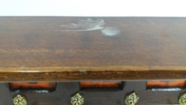 Mooie oude kapstok met oranje tegels / Nice old coat rack with orange tiles