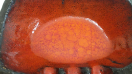 Mooie oranje rode asbak in chamotte klei. / Nice orange ashtray red in chamotte clay