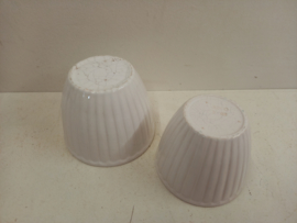 2 witte potjes in nummer 2100 / 2 white planters in number 2100