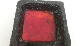 Zwarte asbak rode geglazuurde binnenkant / Black ashtray glaced red inside