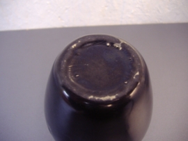 Zwart vaasje met krul 10 cm. Erica / Little black vase with curl 3.9 inch. Erica