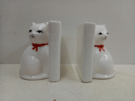 Boekensteuntjes in wit keramiek poesjes. / Bookends in white ceramics pussies