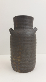 Vaas in grijs bruin van Jan de Graaf / Vase in gray brown by Jan de Graaf