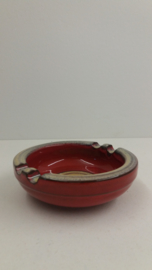 Rode asbak met beige glazuur 13 cm. / Red ashtray with beige glace 5.1 inch.