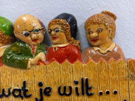 Spreukentegeltje  " Doe wat je wilt gekletst wordt er toch "
