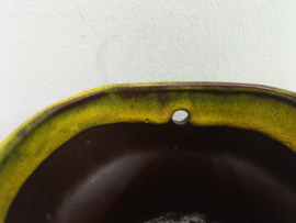 Grote bruine hangpot met gele glazuur. / Large brown hanging planter with yellow glace.