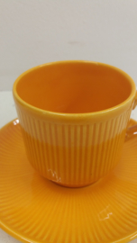 Gele kop en schotel met ribbels  / Yellow cup and saucer with ribs