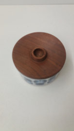 Een deksel doosje in wit met blauw decor.  / A lid box in white with blue decor.