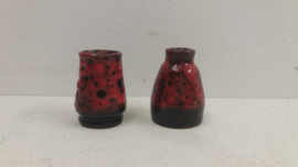 Kleine fatlava vaasjes in bruin met rood. / Small fatlava vases in brown with red.