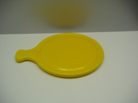Kaasplank in geel 22 cm. Yellow cheese platter 9.5 inch.
