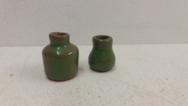 2 blauwe vaasjes 6.5 en 5.5 cm. / 2 blue vases 2.55 and 2.16 inch.
