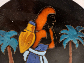 Vrouw met gele fles op de rug 27 cm. / Woman with yellow bottle on her back 27 cm.