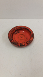 Mooie oranje asbak 10,5 cm. / Nice orange ashtray 4,1 inch.