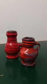 2 rode kannetjes met afwijkend oortje  / 2 red little jugs different handle