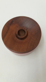Een deksel doosje in rood 8 x 12.5 cm.  / A lid box in red 3.1 x 4.9 inch.