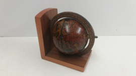 Boekensteuntjes met wereldbol 15.5 x 18 cm./ Bookends with globes 6.1 x 7.1 inch.