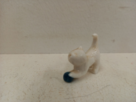 Wit poesje voor in een wandrekje / Small little white cat for in a wall rack