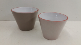 Wit bloempotje met ribbels nr. 2110 /  White planter with ribs number 2110