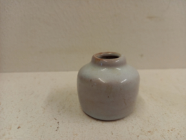 Klein groen vaasje 4.5 x 4 cm. / Little vase in green 1.77 x 1.57  inch.