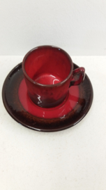 Rood en bruine kop en schotel  / Red and brown cup and saucer