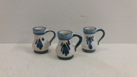 Kannetjes in wit met delfts blauw / Jugs in white with delft blue