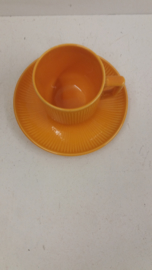 Gele kop en schotel met ribbels  / Yellow cup and saucer with ribs