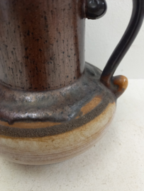 Strehla kan in bruin fatlava nr. 9011  / Strehla jug in brown fatlava nr. 9011
