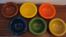 Snack borden in retro kleuren 20 cm.  /  Snack plates in retro colors 7.9 inch.
