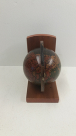 Boekensteuntjes met wereldbol 15.5 x 18 cm./ Bookends with globes 6.1 x 7.1 inch.