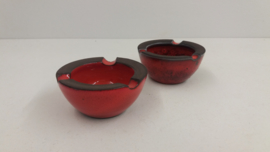 Asbakje in bruin met rode en gele glazuur / Ashtray in brown with red and yellow glace