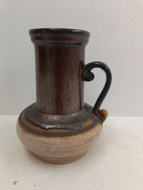 Strehla kan in bruin fatlava nr. 9011  / Strehla jug in brown fatlava nr. 9011
