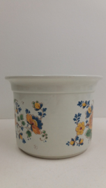 Set witte bloempotten met bloemen decor.  / Set white planters with flower decor.