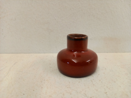 Klein groen vaasje 4.5 x 4 cm. / Little vase in green 1.77 x 1.57  inch.