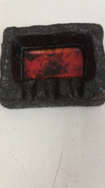 Zwarte asbak rood gevlamde binnenkant / Black ashtray glaced red inside