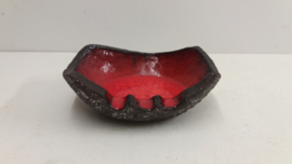 Mooie oranje rode asbak in chamotte klei. / Nice orange ashtray red in chamotte clay