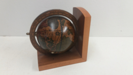 Boekensteuntjes met wereldbol 15.5 x 18 cm./ Bookends with globes 6.1 x 7.1 inch.