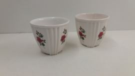 2 witte bloempotjes met roosjes nr. 2 / 2 white planters with roses nr. 2