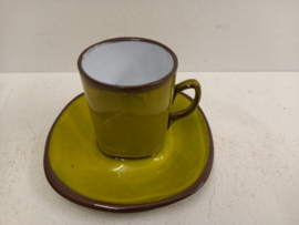 Retro kop en schotel in geel  / Retro cup and saucer in yellow