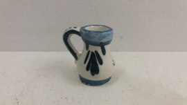 Kannetjes in wit met delfts blauw / Jugs in white with delft blue