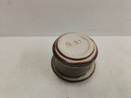 Vaasje in grijs met bruin gemerkt B32 / Little vase in gray with brown marked B35