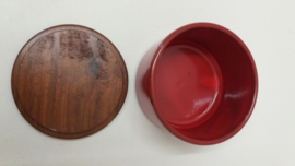 Een deksel doosje in rood 8 x 12.5 cm.  / A lid box in red 3.1 x 4.9 inch.