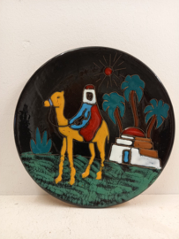Bord met man op kameel en rode zon 23,5 cm. / Plate with man on camel and red sun 23,5 cm.