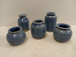 J vaasjes in blauw 3 tot en met 5.5 cm. / Little J vases in blue 1.18 till 2.16 inch